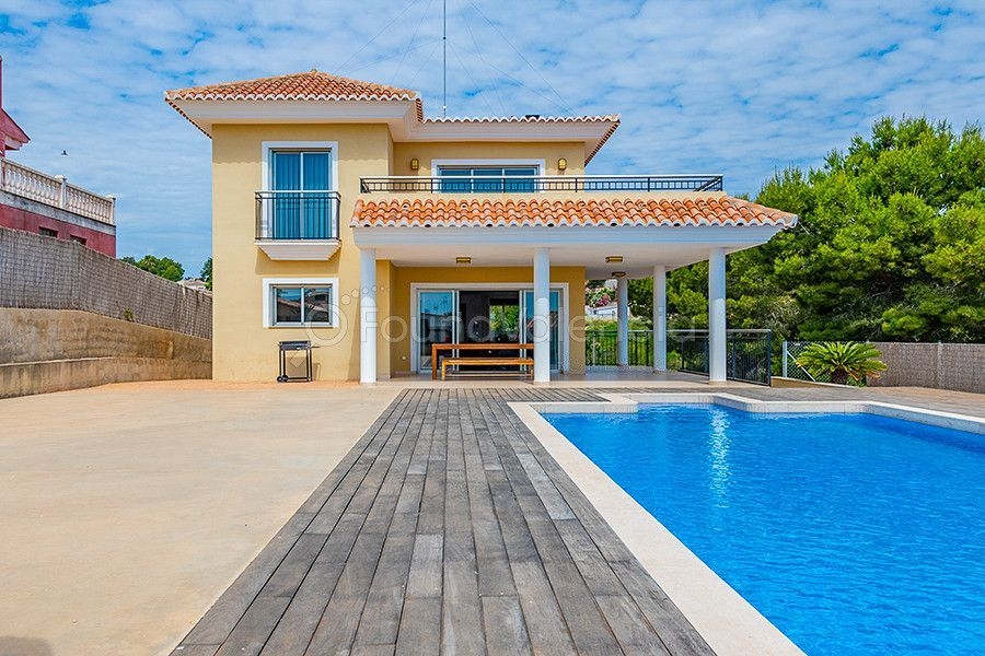 Villa med pool och terrass i ett område omgivet av apelsinlundar.
